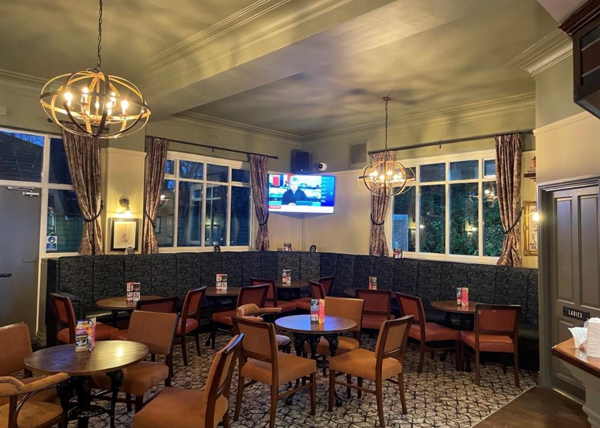 TAKE A LOOK INSIDE NEW LEEDS PUB FOLLOWING 210 000 REFURBISHMENT